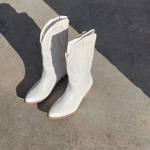 NIB Coconuts by Matisse Cowgirl /Cowboy Western White Boots